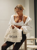 Krótkie uchwyty i przestronne wnętrze jasnej torby shopper The Core Club Natural w zbliżeniu