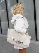 Jasna torba shopper The Core Club Natural noszona na ramieniu, ujęcie z profilu