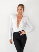 Kremowe body Elise z drapowanym dekoltem w eleganckim zestawie z czarnymi spodniami