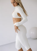 Warstwowy zestaw sportowy z kremowym topem Form Bra Vanilla i jasnym longsleeve'em
