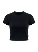 Przód dopasowanego czarnego crop topu Core Black z subtelną pliską przy dekolcie
