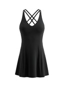 Czarna sukienka tenisowa Court Dress Deep Black z dekoltem V na białym tle