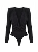 Czarne body Elise z długim rękawem i drapowanym dekoltem na białym tle