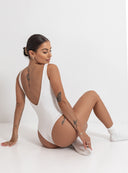 Głębokie wycięcie na plecach w kremowym body Zarina Ecru u siedzącej modelki