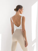 Kremowe body Zarina Ecru z wyciętymi plecami w stylizacji z beżowymi legginsami