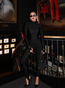 Kobieta na schodach w czarnym golfie oraz legginsach Lorraine ze strzemionami