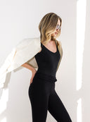 Dopasowane body Zarina Black w eleganckim zestawie z jasną marynarką i spodniami