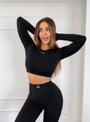 Czarny skrócony longsleeve Timeless z okrągłym dekoltem i subtelnym logo na piersi
