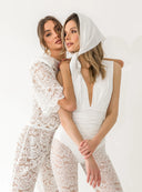 Modelka w satynowej chuście Colette w odcieniu ecru, zawiązanej klasycznie pod brodą