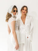 Modelka w trójkątnej koronkowej chustce Colette Lace w odcieniu ecru zawiązanej pod brodą
