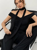 Zbliżenie na czarny szal choker Veil owinięty wokół szyi przy odkrytych ramionach