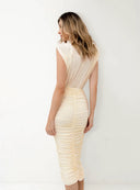 Tył dopasowanego body Maelle w odcieniu butter yellow ze spódnicą midi