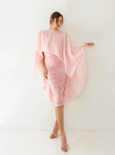Zwiewna narzutka Tarra Dusty Rose zaprezentowana w pełnej stylizacji z marszczoną spódnicą