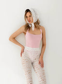 Różowe body Melia Dusty Rose w duecie z białymi, koronkowymi spodniami