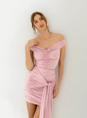 Dopasowany top Nela Dusty Rose z efektownym marszczeniem i opuszczonymi ramiączkami na modelce