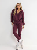 Joggery Emilie w kolorze Wine Velvet ze skrytymi kieszeniami w szwie