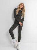 Miejska stylizacja z legginsami Alodie Dark Khaki, dopasowanym longsleeve'em i sneakersami