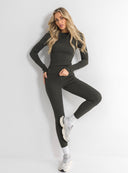 Modelka w dopasowanym komplecie Alodie Dark Khaki w pozie z uniesioną stopą