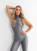 Modelka w szarym body bez rękawów Ambre Silver Dust z uniesioną ręką