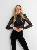 Czarna bluzka Blouse Sheer ujęta z boku w połączeniu z welurem i złotą biżuterią