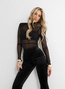 Dopasowana czarna bluzka Blouse Sheer z golfem, zestawiona z welurowymi spodniami
