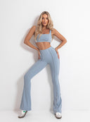 Sylwetka w komplecie dusty blue łączącym top Alice i rozszerzane legginsy
