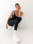 Kombinezon Aviel w sportowej stylizacji z białymi sneakersami i kontrastową lamówką