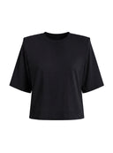 Pudełkowy czarny T-shirt Kaia z poduszkami barkowymi i stójką na jasnym tle