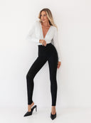 Czarne legginsy Shira z wysokim stanem na modelce w ujęciu od przodu