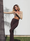Modelka w plenerze w czekoladowych legginsach dzwonach Flare Cocoa Skin i beżowym topie