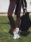 Czekoladowe legginsy Second Skin Cocoa Skin w plenerowej stylizacji z białymi sneakersami
