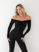 Dopasowana czarna bluzka Bianca z opuszczonymi ramionami na modelce w ujęciu z przodu