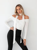 Dekolt longsleeve'a Bianca ecru w stylizacji z wąską szarfą zawiązaną wokół szyi