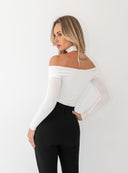 Ujęcie z profilu prezentujące dopasowany longsleeve Bianca ecru i linię pleców