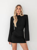 Czarny longsleeve Solaya noszony jako dopasowana sukienka mini z rozszerzanymi rękawami