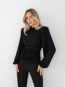Zbliżenie na czarny longsleeve Solaya zmarszczony do długości bluzki z bufkami