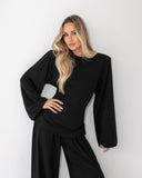 Przód dopasowanego longsleeve Suri Black z okrągłym dekoltem pod szyję