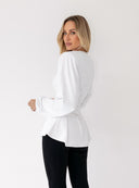 Półprofil od tyłu ukazujący linię talii białego longsleeve Suri z troczkiem na plecach
