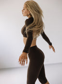 Czekoladowe bolerko treningowe Comfy Choco na modelce w dynamicznej pozie z boku