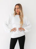 Biały longsleeve Solaya z poduszkami w ramionach i ściągniętymi rękawami - przód