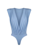 Błękitne body Maelle Dusty Blue bez rękawów, z dekoltem V i poduszkami na ramionach