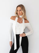 Długi szal - choker Veil w odcieniu ecru zawiązany na szyi blond modelki