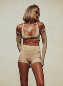Sportowa stylizacja z beżowymi szortami Second Skin Body Nude, topem i ciemnymi okularami