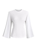 Biały longsleeve Suri z okrągłym dekoltem i rozkloszowanymi rękawami na jasnym tle