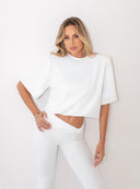 Skrócony T-shirt Kaia White z poduszkami barkowymi w zbliżeniu od pasa w górę