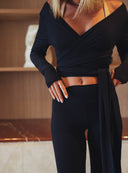 Kadr na talię prezentujący sposób wiązania długich szarf czarnego bolerka Pilates Wrap