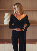 Czarne wiązane bolerko Pilates Wrap Deep Black w stylizacji z dopasowanymi legginsami