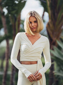 Kremowe bolerko kopertowe Pilates Wrap z wiązaniem w talii na modelce