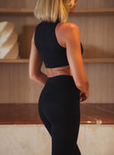 Czarne legginsy capri Core Capri dopasowane do bioder i talii, kadr od tyłu