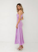 Modelka z profilu w liliowej sukience Fabienne Lilac z odkrytym ramieniem